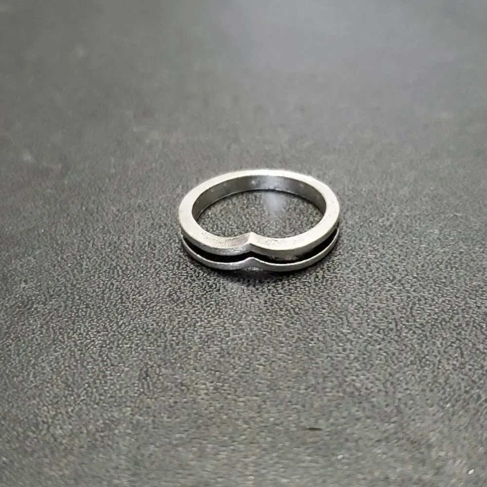 Silver tone v shaped ring size 5.5